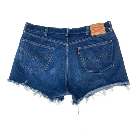 Levi's 501 high rise raw hem shorts. Size W42 x L30 - Picture 2 of 7